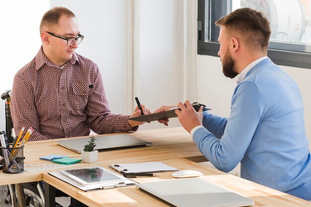 Erwachsene Männer, die im Büro zusammenarbeiten