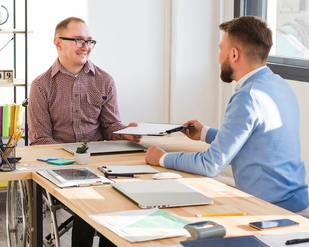 Erwachsene Männer, die zusammen im Büro arbeiten