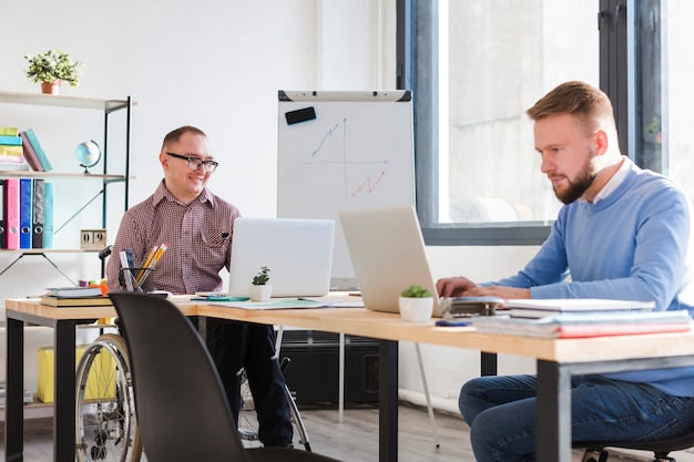 Erwachsene Männer, die zusammen im Büro arbeiten