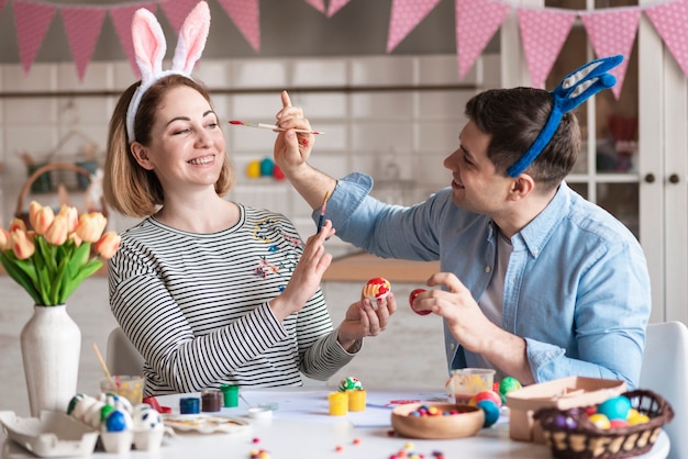 Kostenloses Foto erwachsene männliche malerei mütter gesicht für ostern