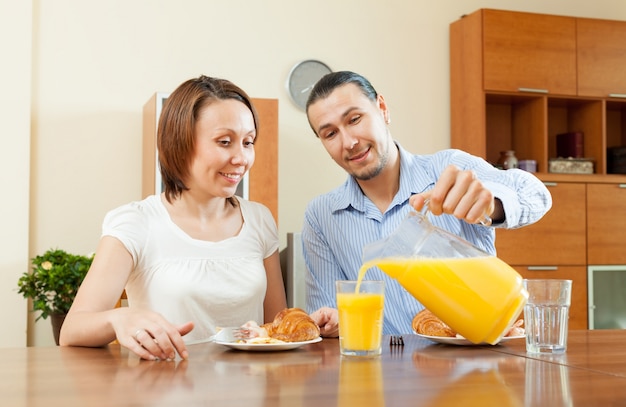 Erwachsene Paar mit Frühstück mit Saft