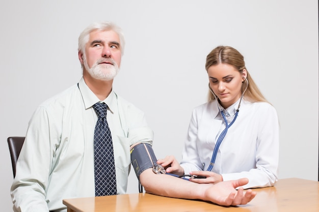 Kostenloses Foto erwachsene tisch professionelle junge medizinische klinik