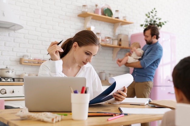 Erwachsene versuchen, Arbeit und Privatleben zu erreichen