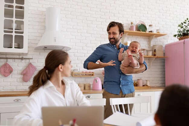 Erwachsene versuchen, Arbeit und Privatleben zu erreichen