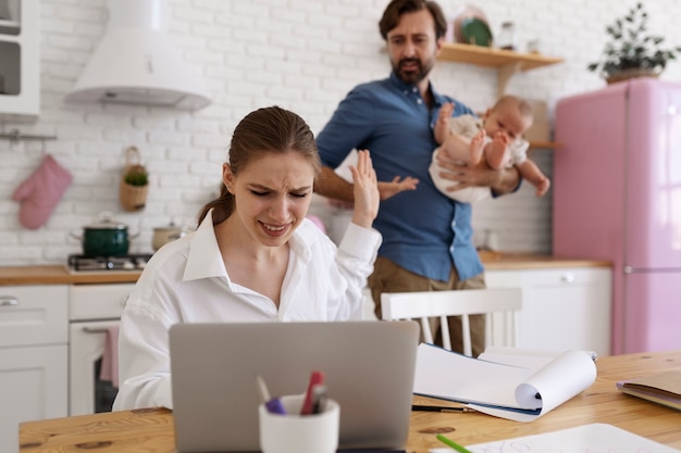 Erwachsene versuchen, arbeit und privatleben zu erreichen