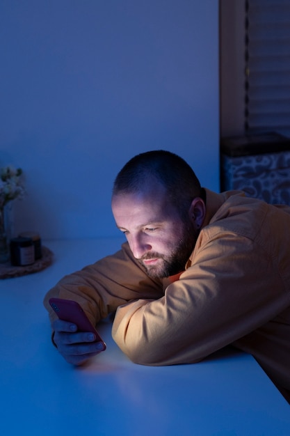 Erwachsener, der an Social-Media-Sucht leidet