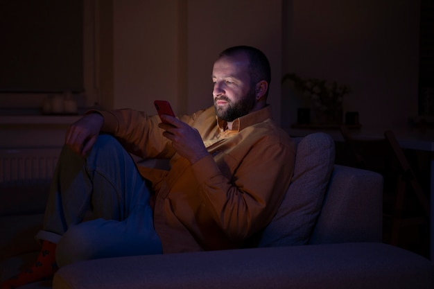 Erwachsener, der an Social-Media-Sucht leidet