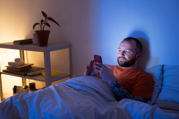 Erwachsener, der an Social-Media-Sucht leidet