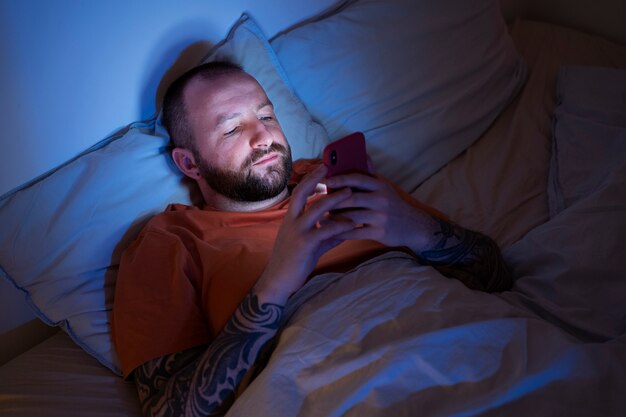 Erwachsener, der an Social-Media-Sucht leidet