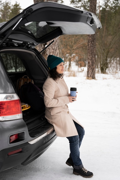 Erwachsener, der Spaß während des Winter-Roadtrips hat