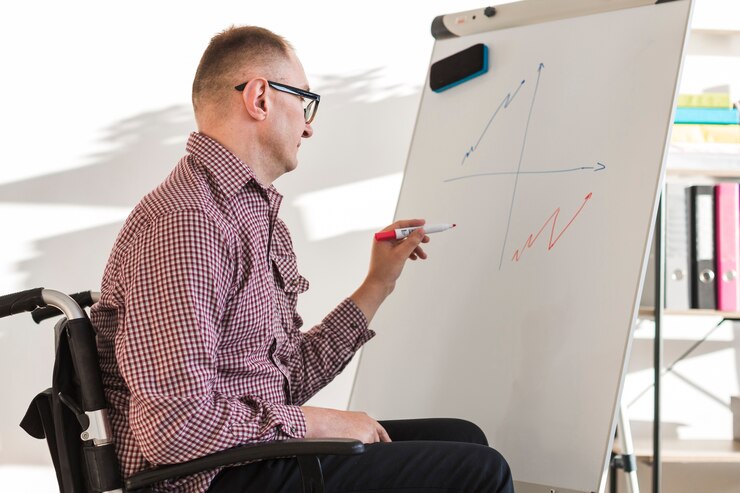 Kostenlose Foto erwachsener mann, der am projekt im büro arbeitet
