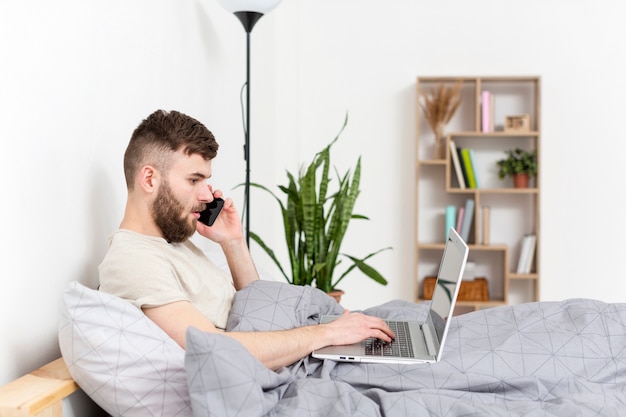 Kostenloses Foto erwachsener mann, der arbeit von zu hause aus genießt