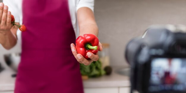 Erwachsener Mann der Nahaufnahme, der Paprika auf Kamera präsentiert