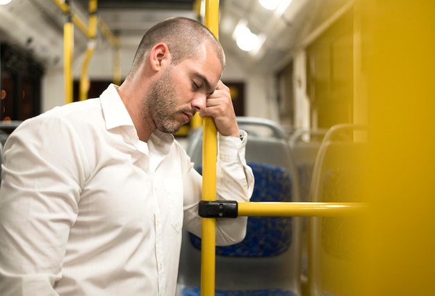 Kostenloses Foto erwachsener mann der seitenansicht, der den bus reitet