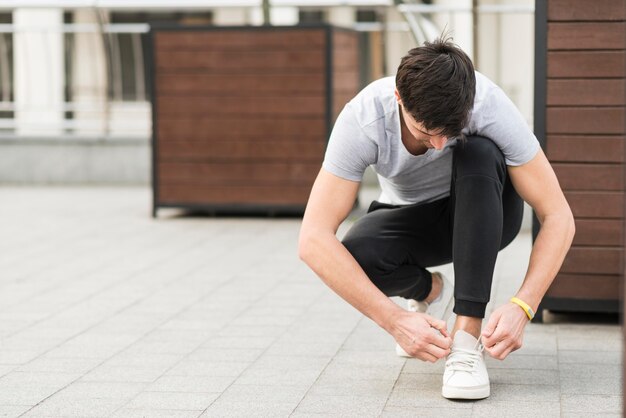 Erwachsener Mann, der sich zum Joggen fertig macht