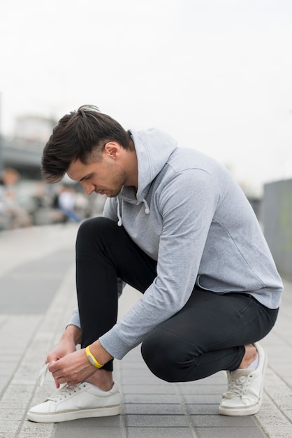 Kostenloses Foto erwachsener mann, der zum joggen bereit macht