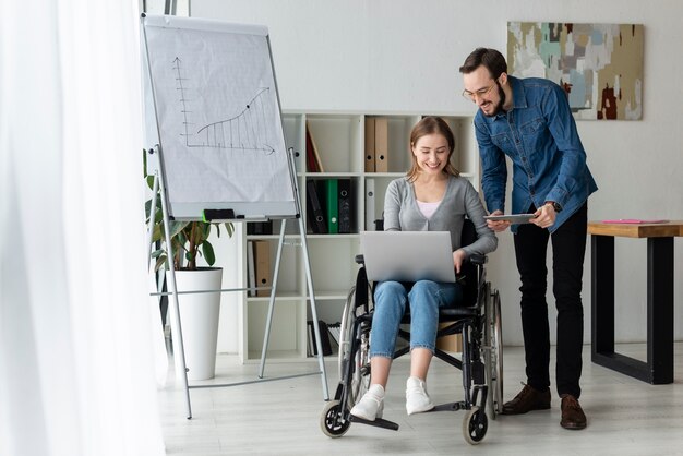 Erwachsener Mann und Frau, die zusammen an einem Projekt arbeiten