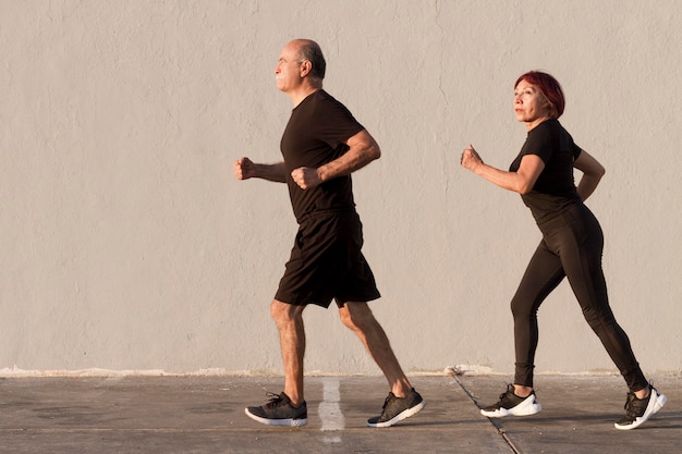 Erwachsenes Paar, das Sport treibt und läuft
