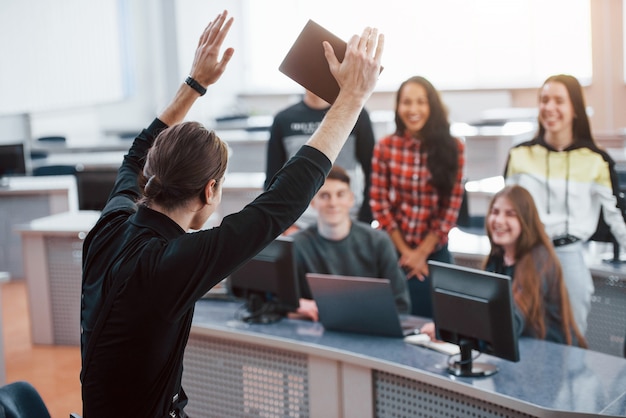 Es wird Erfolg sein. Gruppe junger Leute in Freizeitkleidung, die im modernen Büro arbeiten