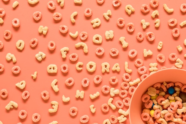 Kostenloses Foto essbare buchstaben des alphabets und der schüssel auf orange hintergrund