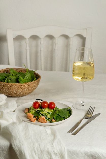 Kostenloses Foto essen auf dem tisch keto-diät mit hohem winkel