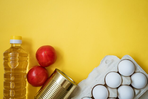 Essen auf einem gelben, Gemüse Eier und Öl