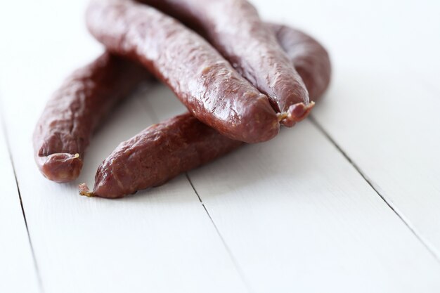 Essen, Fleisch. Leckere Wurst auf dem Tisch