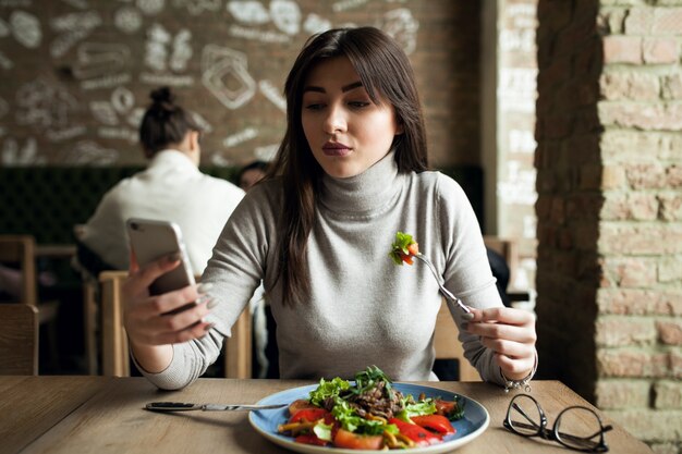 Essen Frau Mittagessen Leute essen