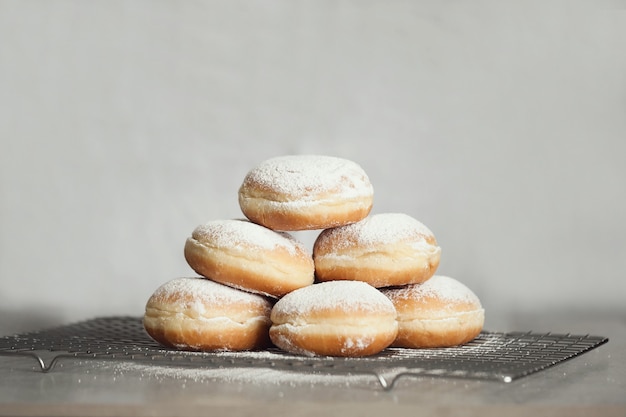 Essen. Frisch gebackene Donuts auf dem Tisch