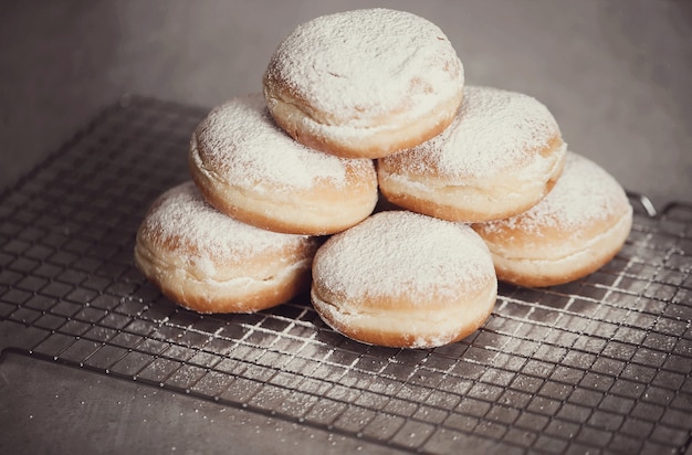 Kostenloses Foto essen. frisch gebackene donuts auf dem tisch