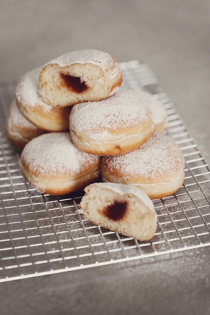 Essen. Frisch gebackene Donuts auf dem Tisch