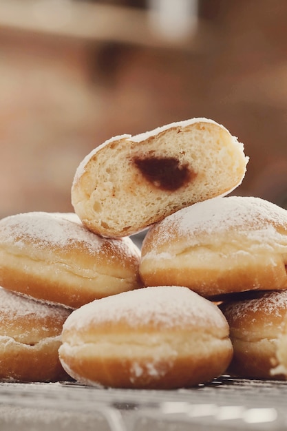 Essen. Frisch gebackene Donuts auf dem Tisch