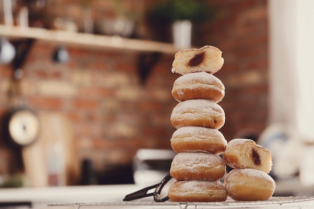 Kostenloses Foto essen. frisch gebackene donuts auf dem tisch