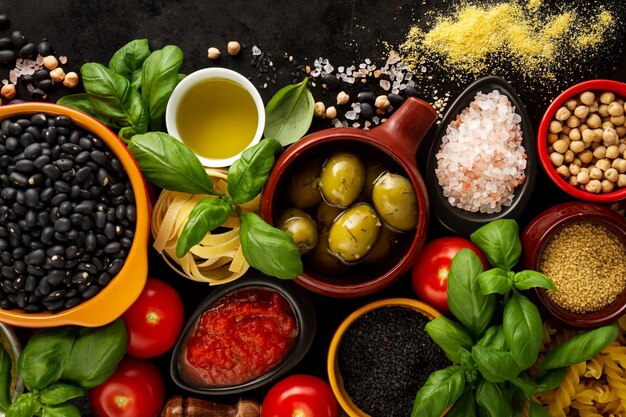 Essen Hintergrund Essen Konzept mit verschiedenen leckeren frischen Zutaten für das Kochen. Italienische Lebensmittelzutaten. Blick von oben mit Kopierraum.