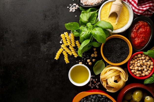 Essen Hintergrund Essen Konzept mit verschiedenen leckeren frischen Zutaten für das Kochen. Italienische Lebensmittelzutaten. Blick von oben mit Kopierraum.