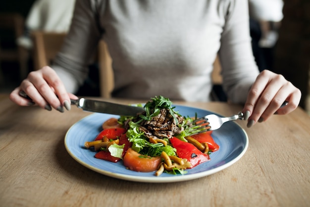 Kostenloses Foto essen salat gesunde lebensmittel menschen