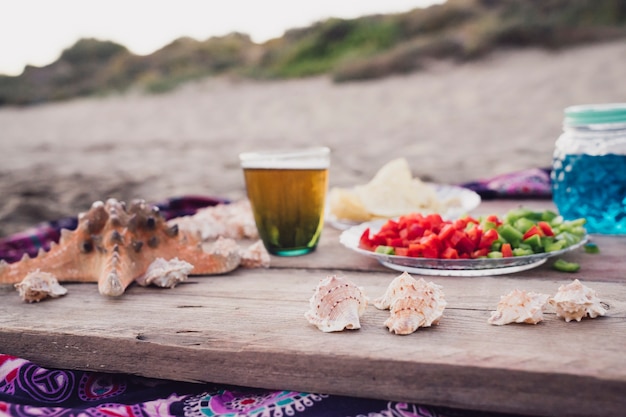 Kostenloses Foto essen und getränke für eine strandparty