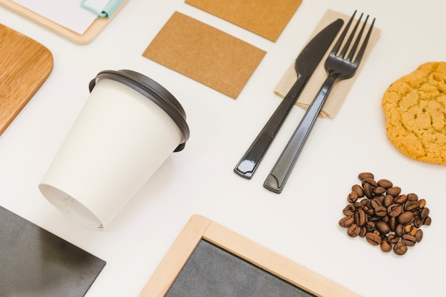 Kostenloses Foto essenszusammensetzung mit kaffee wegnehmen