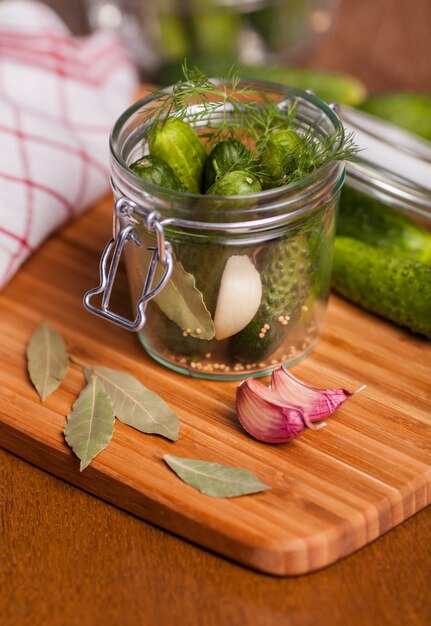 Essiggurken mit Knoblauch und Glas einbohren