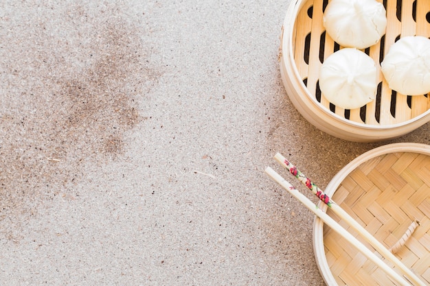 Kostenloses Foto essstäbchen in der nähe von baozi