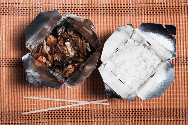 Essstäbchen in der Nähe von Boxen mit chinesischem Essen