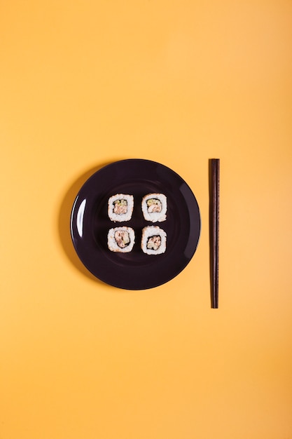 Kostenloses Foto essstäbchen in der nähe von sushi