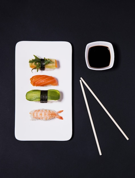 Kostenloses Foto essstäbchen nahe sojasoße und sushi