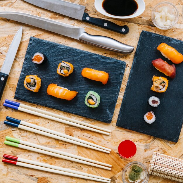 Essstäbchen und Messer in der Nähe von Sushi