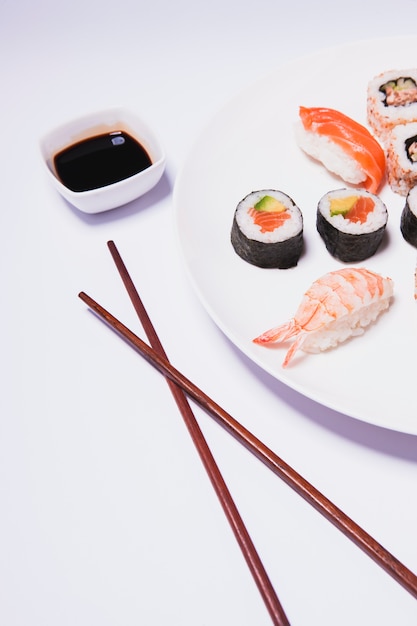 Essstäbchen und Soße in der Nähe von Sushi