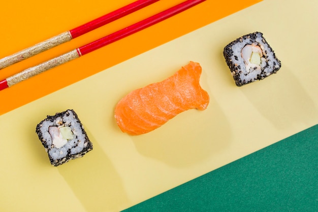 Essstäbchen und Sushi-Rollen