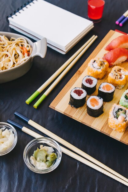 Essstäbchen und Wasabi in der Nähe von Sushi