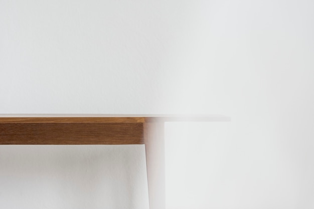 Esstisch aus Holz an der Wand mit Designfläche