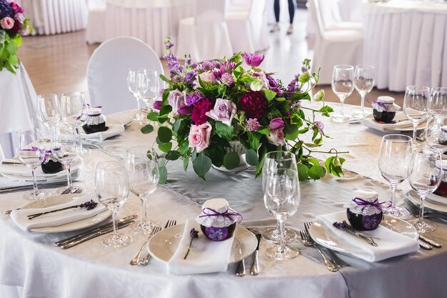 Esstisch im provenzalischen Stil mit Marmeladenglas und Lavendel