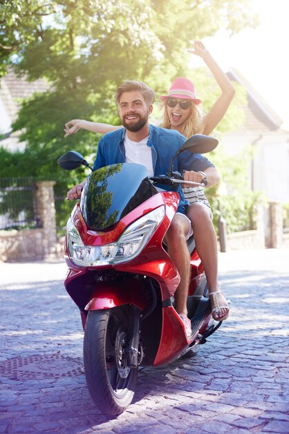 Etwas Verrücktheit während der Fahrt mit einem Roller